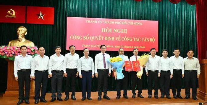  Phó Bí thư Thường trực Thành ủy TPHCM chúc mừng các đồng chí nhận nhiệm vụ. Ảnh: VIỆT DŨNG/SGGP 
