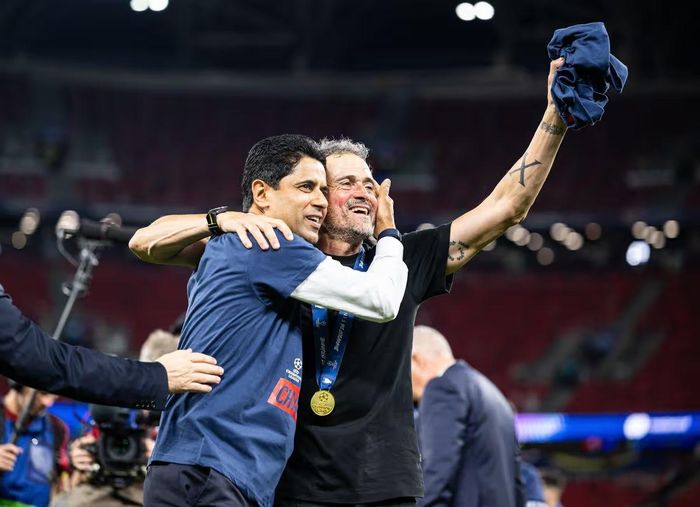  Chủ tịch Nasser Al-Khelaif ăn mừng cùng HLV Luis Enrique của PSG. ẢNH: GES Sportfoto 