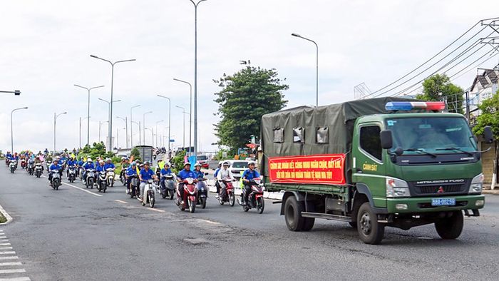  Sau lễ mít tinh, các lực lượng đã tổ chức diễu hành qua các tuyến đường chính thuộc địa bàn phường Rạch Giá. Ảnh: NGHIÊM TÚC 