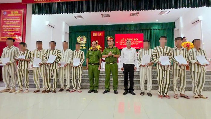  Lãnh đạo Trại giam Kênh 7 và TAND tỉnh An Giang trao Quyết định đặc xá của Chủ Tịch nước cho phạm nhân. Ảnh: VĂN VŨ 