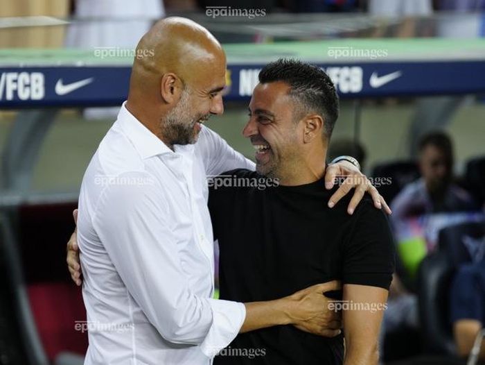  Xavi thân thiết với thầy cũ người Tây Ban Nha. Ảnh: EPA. 