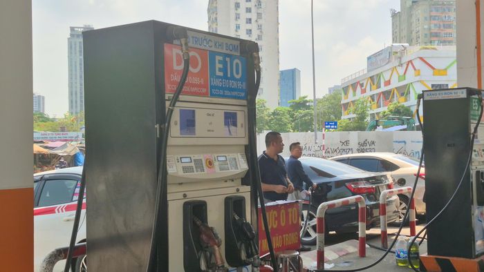 Các cột bơm RON95 truyền thống đã được thay thế bằng E10RON95.