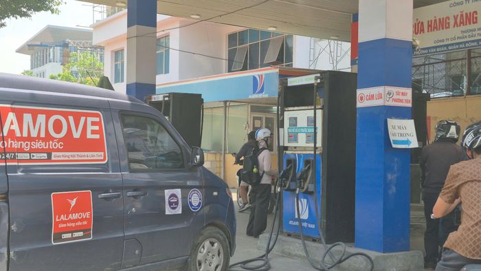 Một cửa hàng xăng dầu trên đường Trần Phú (Hà Nội) đã chuyển sang kinh doanh xăng sinh học E10.