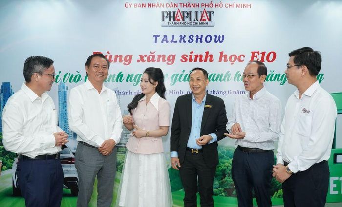  Chuyên gia cùng đại diện Báo Pháp Luật TP.HCM trao đổi tại chương trình. Ảnh: THUẬN VĂN 