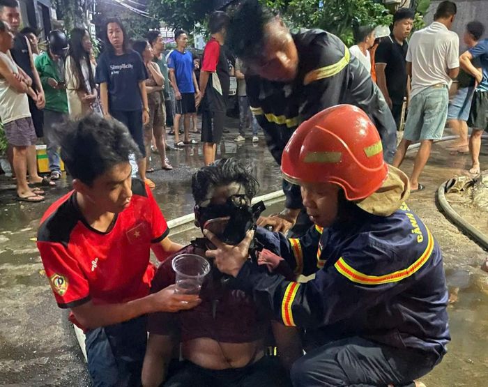 Lực lượng công an cứu người bị nạn ra khỏi đám cháy. Ảnh: CA.