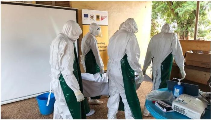  Các nhân viên y tế tham gia một cuộc diễn tập mô phỏng ở Uganda, thực hành cách tiến hành chôn cất an toàn và trang trọng cho một bệnh nhân Ebola qua đời. Ảnh: Leonard MusinguziNPR 