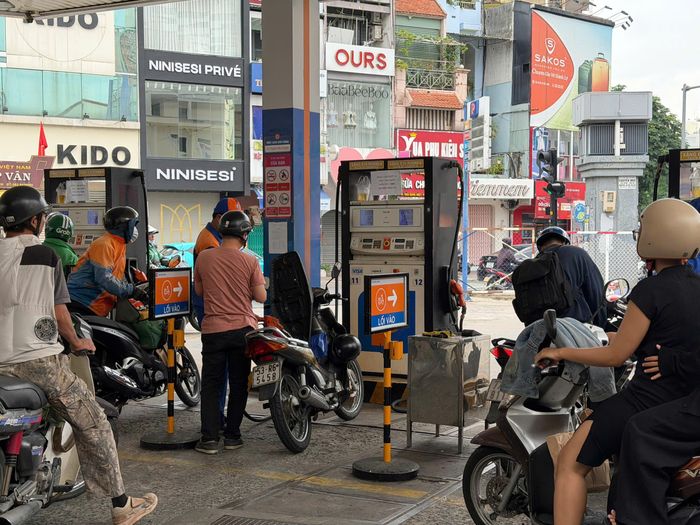 Khách đổ xăng vẫn đông đúc. Ảnh: THU HÀ