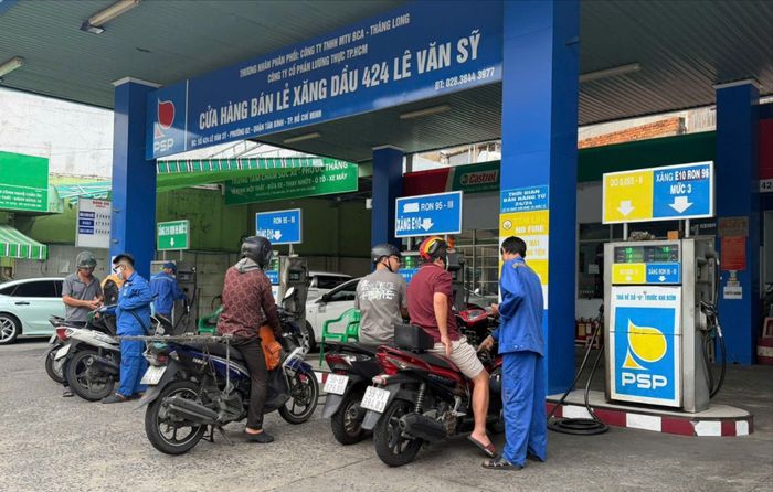 Thông tin xăng đã được điều chỉnh và dán trên các trụ xăng. Ảnh: THU HÀ
