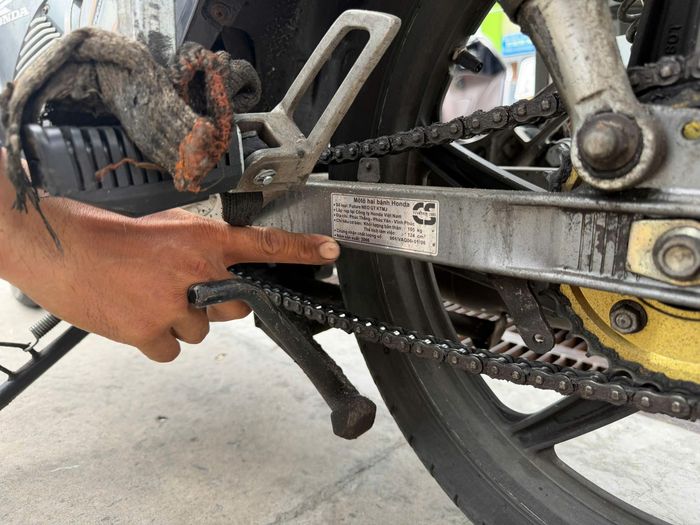 Anh Hiếu cho biết xe anh sản xuất năm 2006 và đang sử dụng xăng E10. Ảnh: THU HÀ
