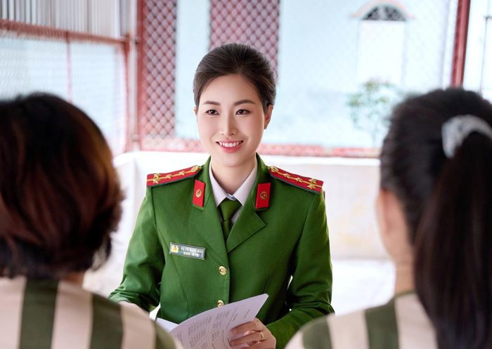 Nữ cán bộ Trại giam Z30D dặn dò các nữ phạm nhân trước khi được đặc xá.