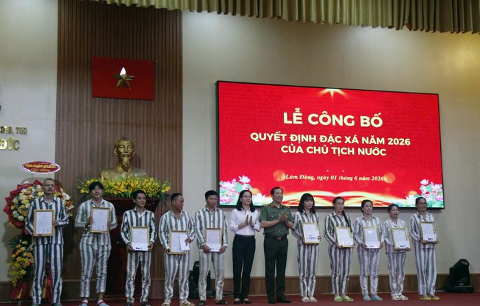 Thượng tướng Lê Văn Tuyến trao quyết định đặc xá cho các phạm nhân.