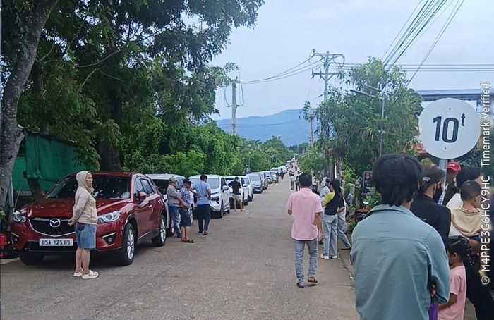 Rất đông người thân đứng chờ các phạm nhân đặc xá trở về.