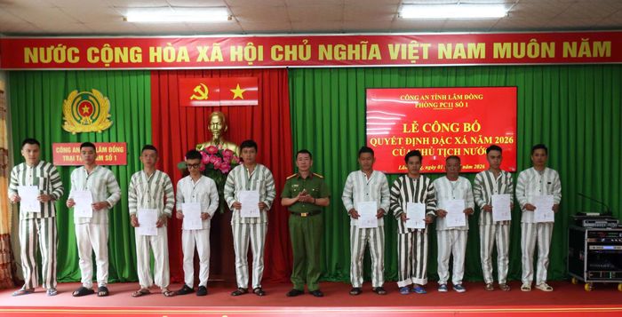 Trao quyết định đặc xá cho các phạm nhân tại Trại tạm giam số 1 Lâm Đồng.