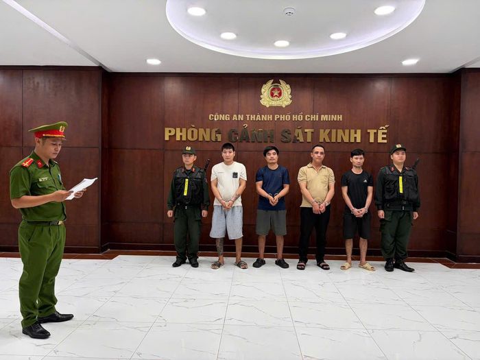  Công an TP.HCM khởi tố 4 người liên quan cơ sở sản xuất giá đỗ, phát hiện hàng trăm lít dung dịch chứa hóa chất cấm dùng để ngâm ủ sản phẩm. Ảnh: CA 