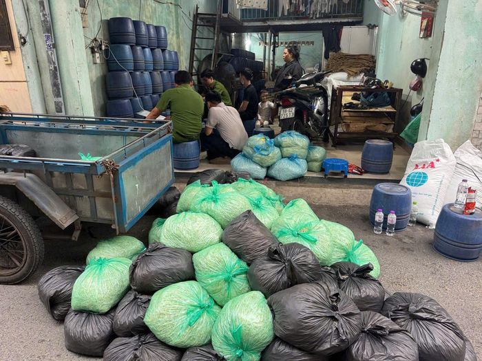  Cơ quan công an kiểm đếm số lu giá đỗ và hóa chất phục vụ công tác điều tra vụ án. Ảnh: CA 