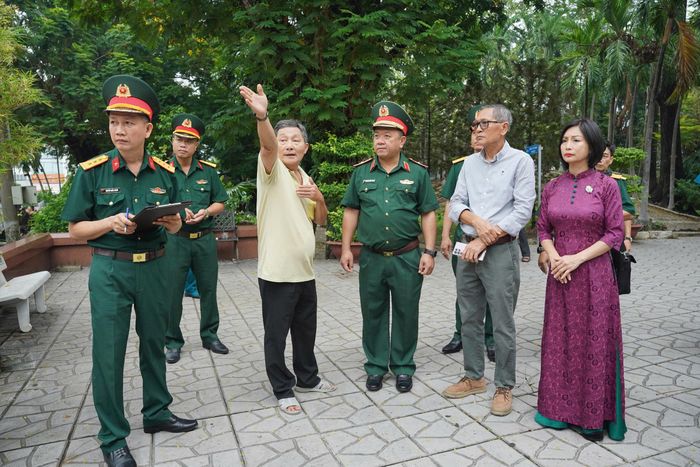 Các nhân chứng tham gia đoàn khảo sát. Ảnh: Bộ Tư lệnh TP.HCM