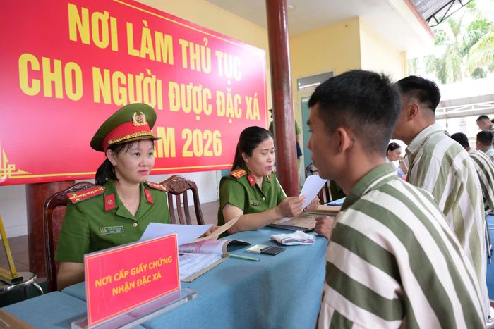  Các phạm nhân làm thủ tục trở về với gia đình. Ảnh: HUỲNH DU 