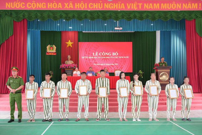  Trại giam Long Hòa trao quyết định đặc xá cho 169 phạm nhân. Ảnh: HUỲNH DU 
