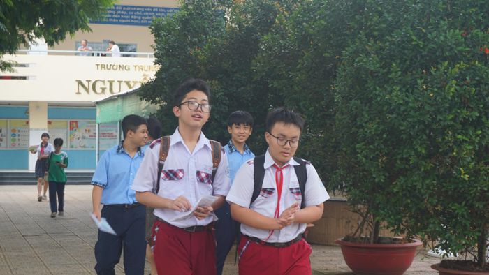 Hoàng Nam (bìa trái) rất tự tin về bài làm của mình. Ảnh: NGUYỄN QUYÊN
