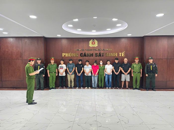 Công an TP.HCM bắt Nguyên Hồ Quang Nghĩa, Mạc Đỗ Kiên, Phùng Bá Thắng, Nguyễn Văn Xuân, Phan Dương Khánh Ly, Nguyễn Hạnh Phúc, Vũ Thế Nam, Nguyễn Văn Tam (từ trái qua). Ảnh: CA