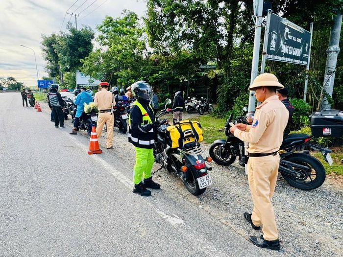  Ngoài kiểm tra, đo nồng độ cồn, CSGT còn tuyên truyền về trật tự an toàn giao thông. 