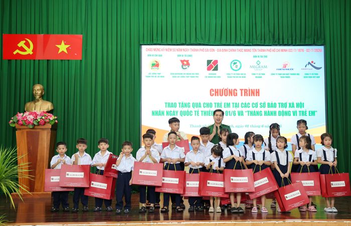  Lãnh đạo Lực lượng TNXP Thành phố trao ba lô học tập cho 20 em học sinh nhằm động viên, khích lệ tinh thần vượt khó vươn lên trong học tập. Ảnh: BTC 