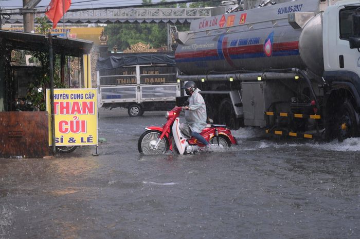  Giao thông hỗn loạn tại nhiều tuyến đường sau khoảng 30 phút mưa lớn. Ảnh: PHẠM HẢI 