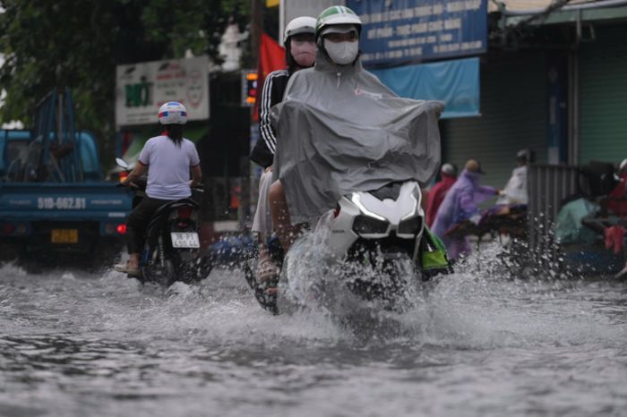  Đài Khí tượng Thủy văn khu vực Nam Bộ khuyến cáo người dân hạn chế lưu thông qua các khu vực ngập sâu, đồng thời đề phòng dông, sét và các sự cố nguy hiểm trong thời tiết cực đoan. Ảnh: PHẠM HẢI 
