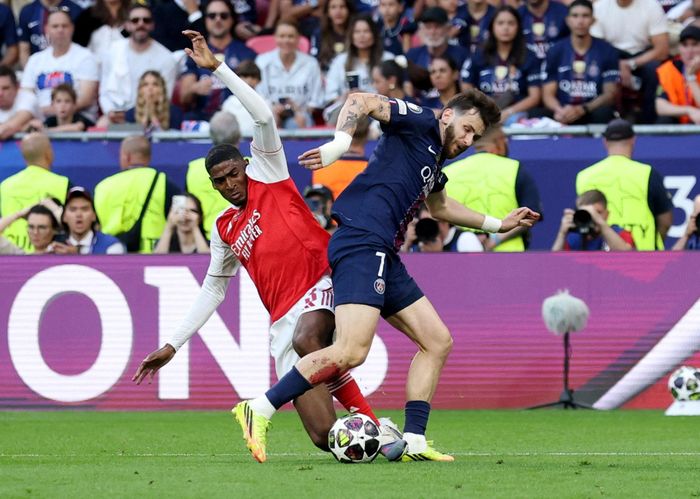  Kvaratskhelia là người mang về quả phạt đền giúp PSG thoát khỏi thế bế tắc trước Arsenal. 