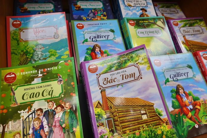  Sách truyện kinh điển được nhiều bố mẹ tìm đọc có thể kể tới Những tấm lòng cao cả, Túp lều của Bác Tôm, Những cuộc phiêu lưu của Gulliver, Alice ở Xứ sở thần tiên,... 