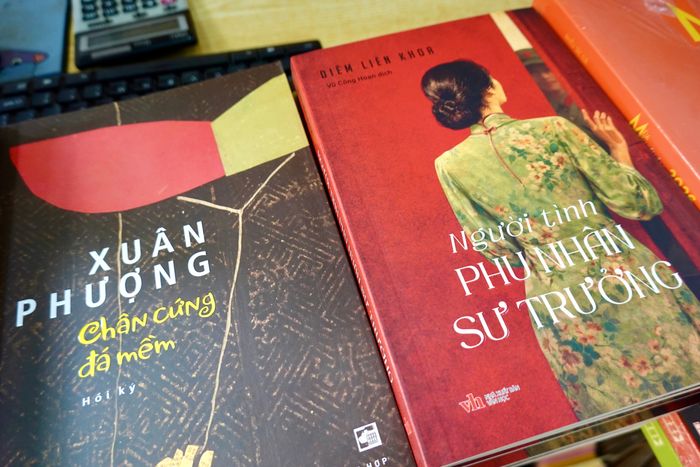  Ngoài dòng sách thể thao được quan tâm hơn theo mùa bóng lăn, cuốn sách hồi ký Chân cứng đá mềm của tác giả Xuân Phượng cũng có sức bán tốt. 