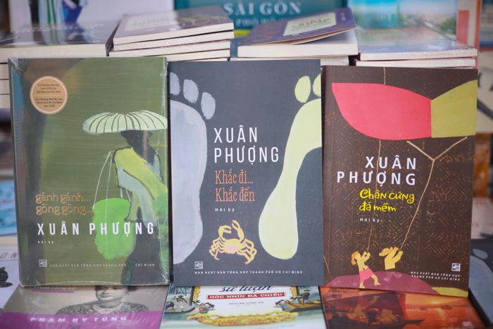  Bộ hồi ký của nhà văn, đạo diễn Xuân Phượng cũng được nhiều độc giả tìm đọc nhân dịp bà ra mắt cuốn hồi ký thứ ba, Chân cứng đá mềm. Sức hút của tác phẩm mới đồng thời góp phần thúc đẩy lượng tìm mua hai cuốn hồi ký trước đó của bà tại nhà sách. 