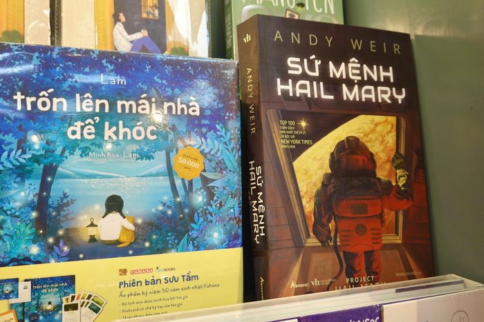  Cuốn Sứ mệnh Hail Mary lọt vào danh sách bán chạy của Nhà sách FAHASA. Bộ phim chuyển thể cùng tên của tác phẩm này là một bộ phim "ăn khách" tại rạp những tháng vừa qua, nhiều khán giả xem phim xong đã tìm mua cuốn sách để hiểu hơn tác phẩm gốc. Trốn lên mái nhà để khóc - cuốn sách "viral" trên mạng xã hội cũng nằm trên kệ sách bán chạy của FAHASA. 