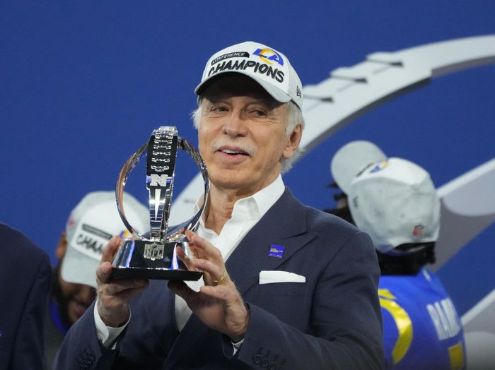 Trong vòng vài năm, các đội bóng dưới quyền ông liên tiếp chinh phục NFL, NBA, NHL, Premier League và nhiều đấu trường khác. Ảnh: USA Sport.