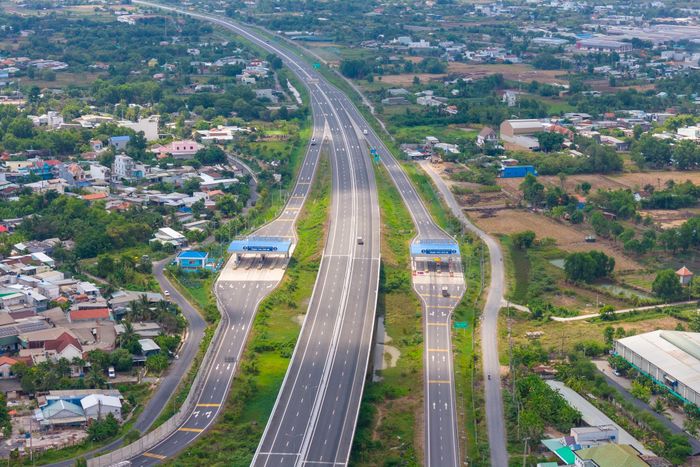 Khi hoàn thành toàn bộ, cao tốc sẽ kết nối xã Bình Chánh với tỉnh Tây Ninh, TP Đồng Nai... mà không phải đi qua trung tâm TP.HCM, rút ngắn thời gian lưu thông, vận chuyển hàng hóa. 