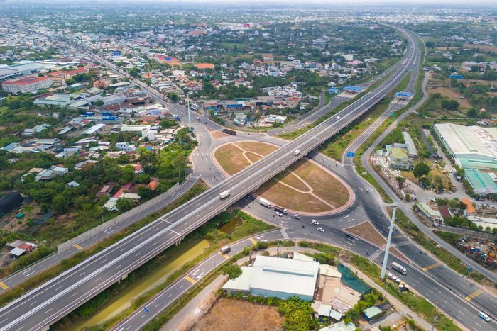  Nằm ở cửa ngõ tây nam TP.HCM, xã được hưởng lợi mạnh mẽ từ các dự án giao thông quy mô lớn. Trong ảnh là nút giao cao tốc Bến Lức - Long Thành với Quốc lộ 1A trên địa bàn xã. Tuyến này đã cơ bản thi công xong khoảng 55/58 km và đang chờ cầu Phước Khánh và nút giao với Vành đai 3 TP.HCM hoàn thành để khai thác đồng bộ toàn tuyến. 
