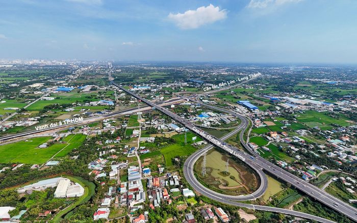  Năng lực kết nối liên vùng của xã Bình Chánh được gia tăng đáng kể khi nằm cạnh “siêu” nút giao Mỹ Yên đang dần lộ rõ hình hài. Đây là điểm giao của 2 cao tốc Bến Lức - Long Thành và TP.HCM - Trung Lương - Mỹ Thuận với Vành đai 3 TP.HCM. Nhờ đó, người dân Bình Chánh có thêm lựa chọn đến Bình Dương cũ, TP Đồng Nai theo tuyến vành đai mà không cần vào nội đô thành phố.
