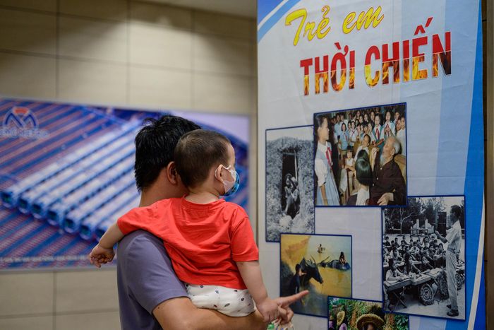  Ngay trong những ngày đầu diễn ra, triển lãm thu hút nhiều người dân đến tham quan. Trong số đó có không ít gia đình đưa con nhỏ đến tìm hiểu các hình ảnh và tư liệu lịch sử được trưng bày. 