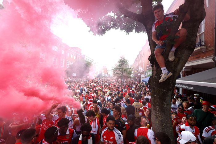 Dù đoàn xe diễu hành kết thúc hành trình, nhưng bữa tiệc chiến thắng của Arsenal tại Bắc London dường như vẫn chưa có dấu hiệu hạ nhiệt.