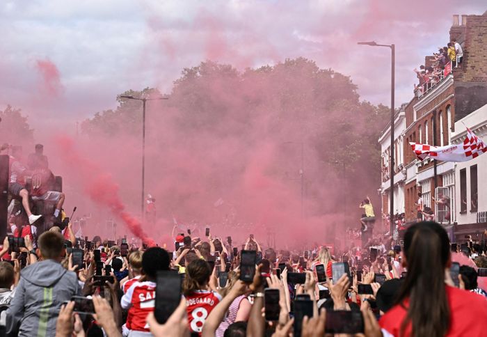 Rạng sáng 1/6 (giờ Việt Nam), ngày hội ăn mừng chức vô địch Premier League đầu tiên sau 22 năm của Arsenal biến nhiều tuyến phố ở London thành biển người khổng lồ, nhưng cũng kéo theo hàng loạt sự cố nghiêm trọng, khiến lực lượng chức năng phải hoạt động hết công suất.