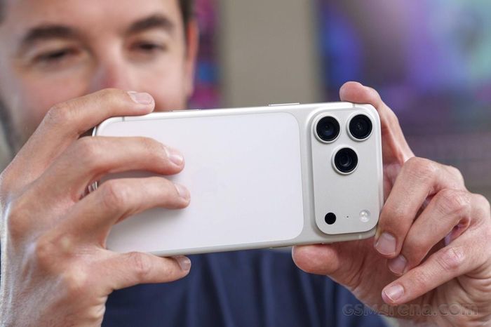  Mặt lưng của iPhone 17 Pro Max. Ảnh: GSMArena. 