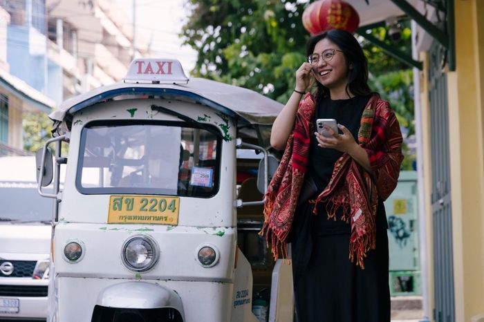 Khách Việt chụp ảnh cạnh xe tuk-tuk tại Bangkok, Thái Lan, hồi tháng 4. Ảnh: Phương Lâm.