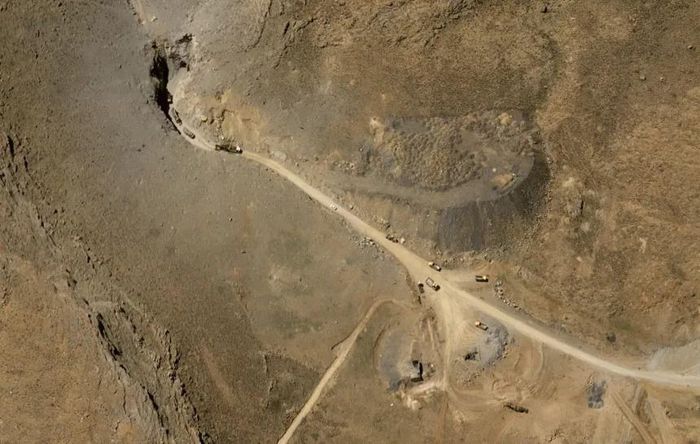  Hình ảnh vệ tinh về một căn cứ tên lửa ngầm gần Khomyn (Iran) cho thấy ít nhất 10 phương tiện xây dựng đang làm việc để dọn sạch lối vào đường hầm vào ngày 15/4. Ảnh: Airbus. 