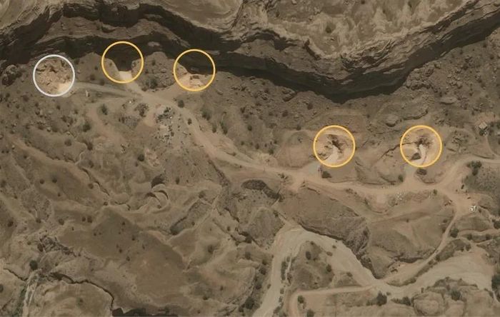 Tại một căn cứ tên lửa ở Dezful (Iran), 4 trong 5 lối vào cơ sở ngầm đã được mở lại vào ngày 12 tháng 5. Vòng tròn màu xám là lối vào duy nhất của khu phức hợp vẫn bị khóa. Ảnh: Airbus. 