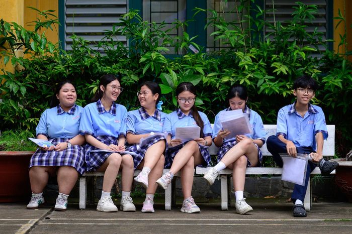  Chia sẻ với Tri Thức - Znews, Đỗ Gia Bảo, học sinh trường THCS Nguyễn Văn Nghi cho biết đã dành nhiều thời gian cho việc học thêm và ôn luyện để chuẩn bị cho kỳ thi. Nam sinh và nhóm bạn thân cùng lớp quyết tâm dự thi vào các lớp chuyên Toán, Sinh học, Vật lý, Lịch sử tại trường THPT chuyên Trần Đại Nghĩa, trường THPT chuyên Lê Hồng Phong. Sau quá trình chuẩn bị kéo dài nhiều tháng, Bảo đặt mục tiêu đạt từ 25 điểm trở lên để trúng tuyển lớp chuyên mơ ước. 