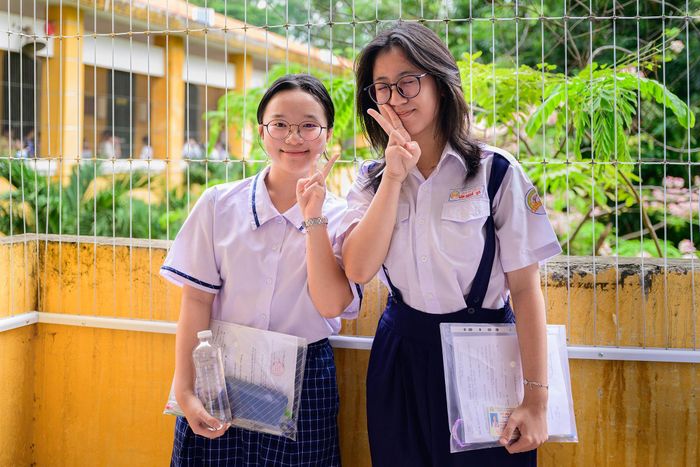  Dự kiến, khoảng 17.742 cán bộ, giáo viên được huy động tham gia công tác coi thi và phục vụ kỳ thi. Bên cạnh lực lượng ngành giáo dục, công an, nhân viên y tế, điện lực, kỹ thuật viên và các bộ phận hỗ trợ khác cũng được bố trí tại các điểm thi nhằm bảo đảm kỳ thi diễn ra an toàn, nghiêm túc và đúng quy chế. 