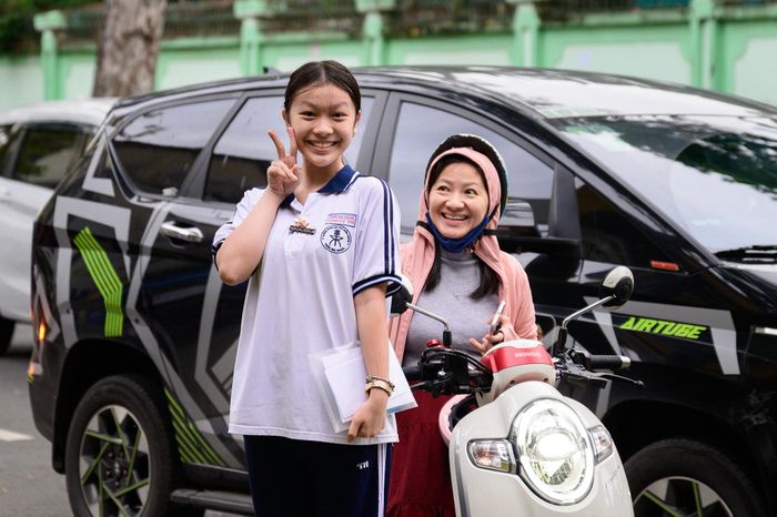  Trong buổi thi đầu tiên, thời tiết khá dễ chịu với nền nhiệt khoảng 26 độ C. Dù chưa đến 6h, nhiều phụ huynh đã đưa con đến điểm thi từ sớm. Trước giờ làm bài, những cái ôm động viên, lời chúc may mắn và ánh mắt dõi theo đầy kỳ vọng của cha mẹ tiếp thêm động lực cho các sĩ tử trước kỳ thi quan trọng. 
