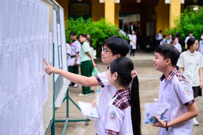  Không khí tại điểm thi càng trở nên sôi nổi khi nhiều nhóm bạn tranh thủ trò chuyện, kiểm tra lại số báo danh và phòng thi trước giờ làm bài chính thức.