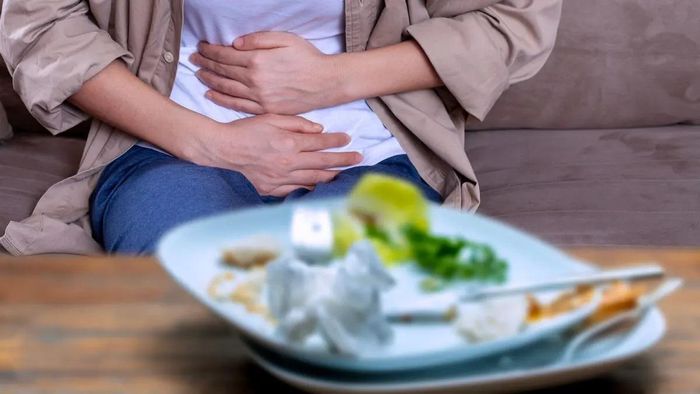  Triệu chứng ngộ độc thực phẩm có thể xuất hiện chỉ sau 2-10 giờ sau ăn. Ảnh: Shutterstock. 