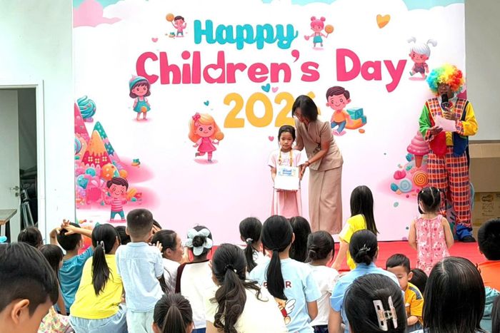  Phạm Khánh Hân, lớp 2/6, Trường Tiểu học Lương Thế Vinh, nhận giải nhất cuộc thi giới thiệu sách "Review sách hay - Ẵm ngay giải xịn". 